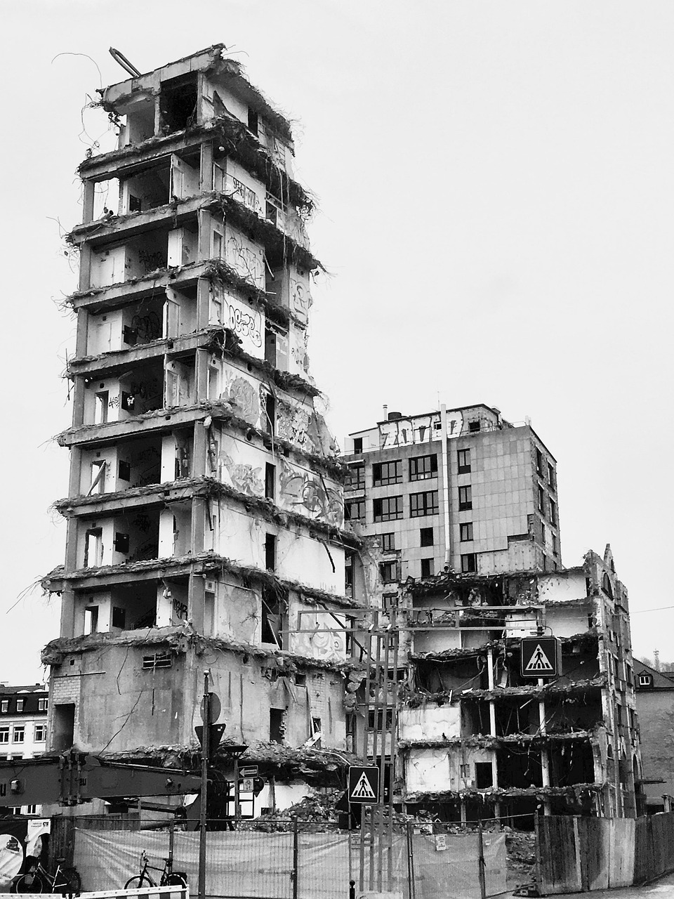 章丘违建拆除最新动态，坚决打击违法建设，有序推进城市发展